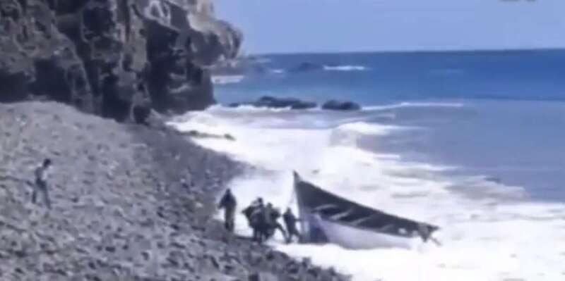 Llegada de una patera a la playa de Tasarte (Foto TA)